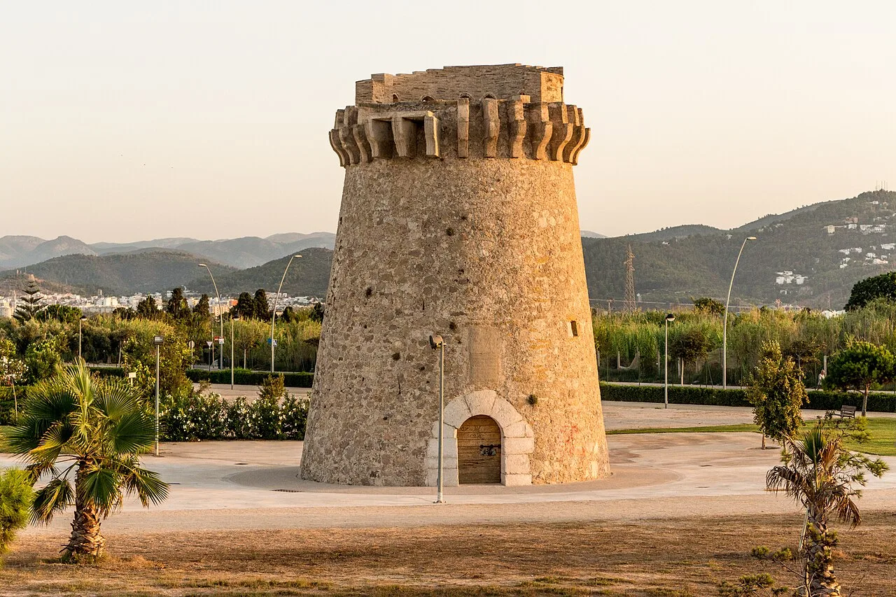 Steinerner Wachturm in Piles, Valencia, mit Berglandschaft.