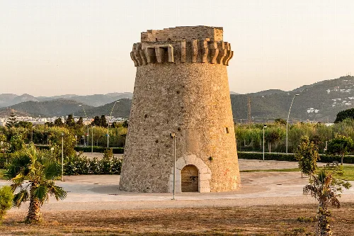 Steinerner Wachturm in Piles, Valencia, mit Berglandschaft.