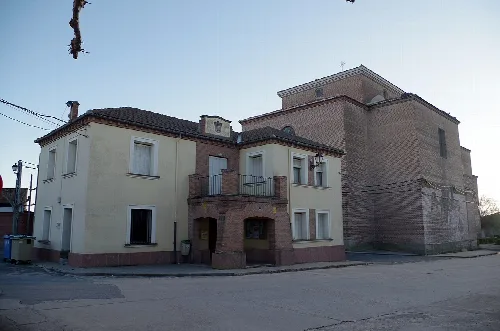 Town Hall and church building in Montejo de Arévalo.
