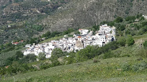 Weiße Häuser an einem Hang in Soportújar, Granada.