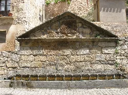 Fuente de piedra con cañerías de agua en Muro de Aguas, La Rioja.