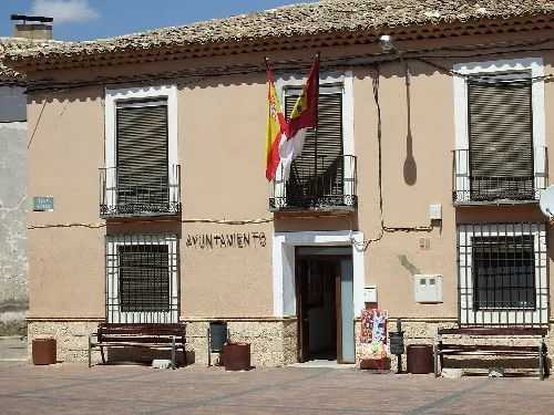 Villar y Velasco. Cuevas de Velasco, Ayuntamiento.