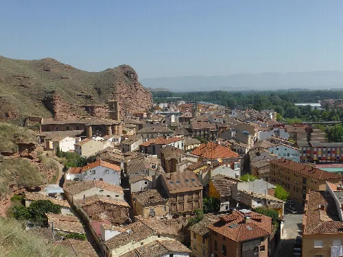 Vista de Nájera con casas y el monasterio en el fondo.