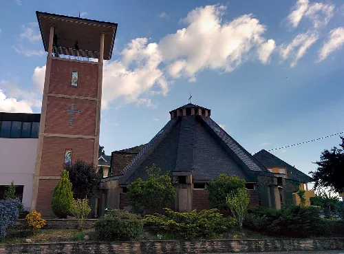 Kirche mit Turm und Dach in Berlanga del Bierzo.