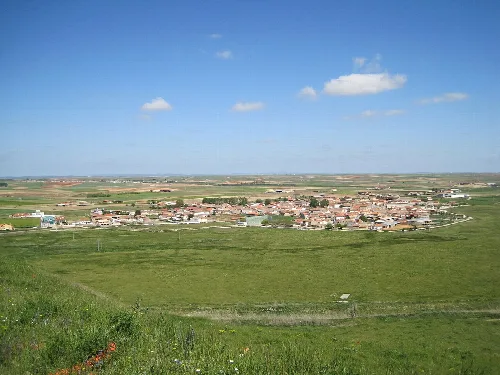 Gesamtansicht von Torres del Carrizal mit Häusern und grünen Feldern.