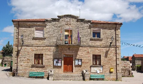 Hacinas town hall building with stairs and benches.