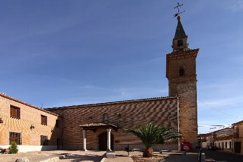 Kirche Unserer lieben Frau des Friedens in Portillo de Toledo, mit Turm und Eingang.