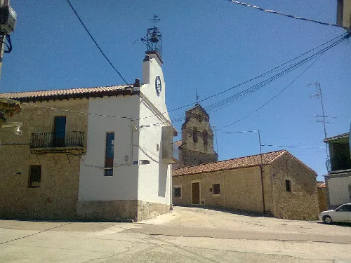 Calles y iglesia en el centro de Rollán, Salamanca.