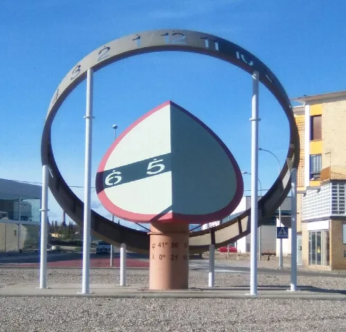 Moderne Sonnenuhr mit Metallstruktur und blauem Hintergrund in Grañén.