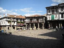 Plaza Mayor con casas de madera y piedra en La Alberca.