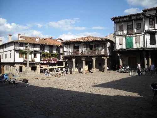 Hauptplatz mit Holz- und Steinhäusern in La Alberca.
