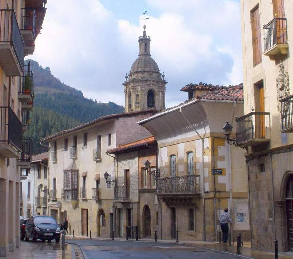 Narrow streets with old buildings and a church with a dome in Escoriaza, Guipúzcoa.