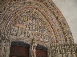 Gotisches Portal mit Skulpturen im Bogen der Kirche in Deba.