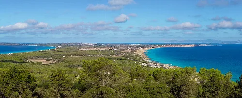 Küstenlandschaft mit blauem Meer und bewölktem Himmel von einem Aussichtspunkt in Formentera.