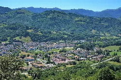 Panoramablick auf Elizondo mit grünen Bergen im Hintergrund.