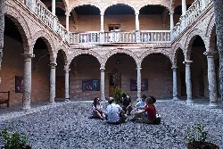 Grupo de estudiantes sentados en el patio del Palacio de Fúcares en Almagro