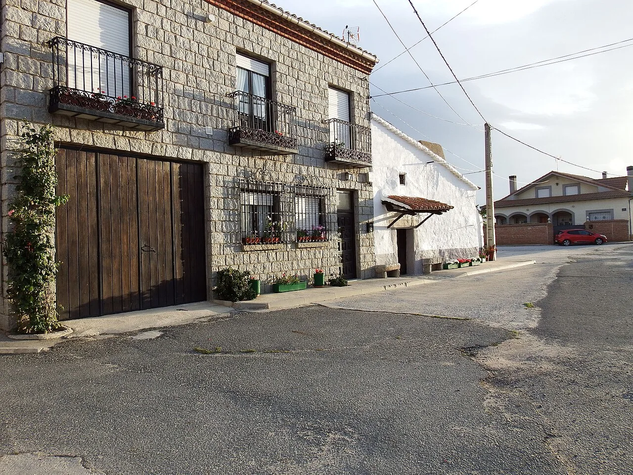 Casa de piedra con balcones y puerta grande en Salobral, Ávila.