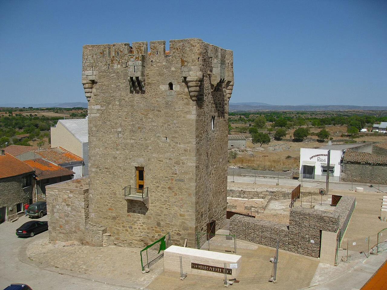 Torreón de piedra en Sobradillo, con paredes altas y ventanas pequeñas.