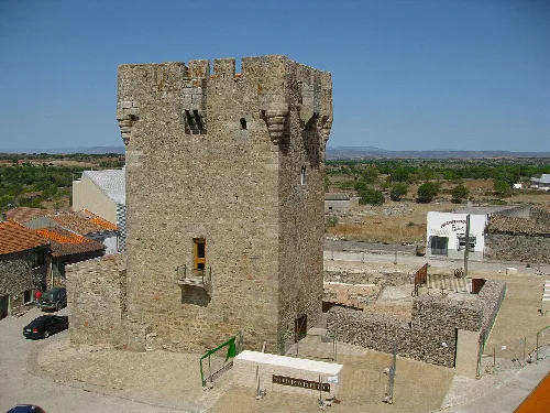Torreón de piedra en Sobradillo, con paredes altas y ventanas pequeñas.