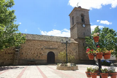 Steinernes Kirche mit Turm und Fassade in Villarejo de Montalbán.