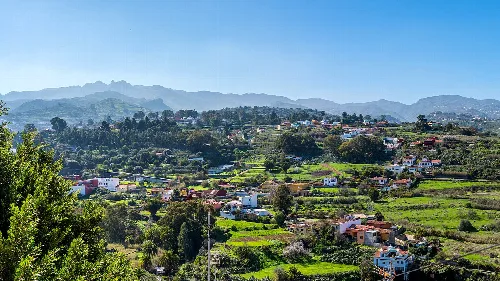 Landschaft mit Häusern und Bergen in Santa Brígida, Gran Canaria.