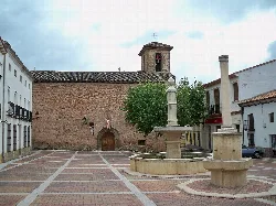Ansicht der Kirche San Sebastián, Brunnen und Platz in Bienservida.