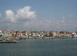 Vista del puerto y edificios en Cambrils, Tarragona, en una foto de 2005.