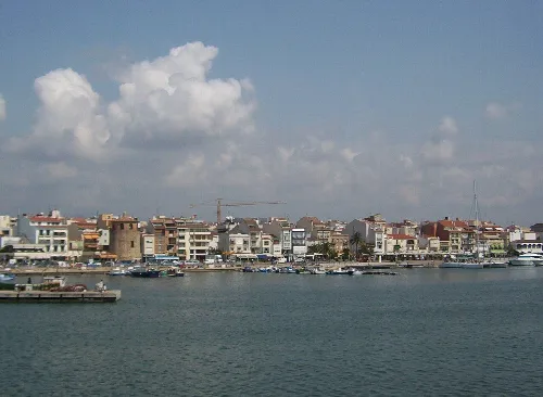 Vista del puerto y edificios en Cambrils, Tarragona, en una foto de 2005.