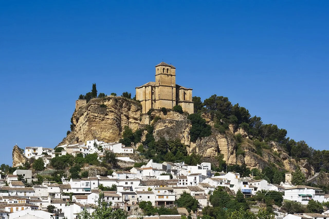 Schloss auf einem Hügel mit weißen Häusern in Granada.