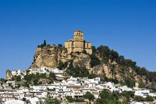 Schloss auf einem Hügel mit weißen Häusern in Granada.