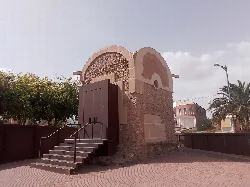 Römisches Mausoleum von Abla mit moderner Eingangskonstruktion.
