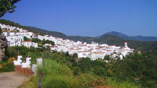 Weiße Häuser in den Hügeln von Genalguacil, Málaga.