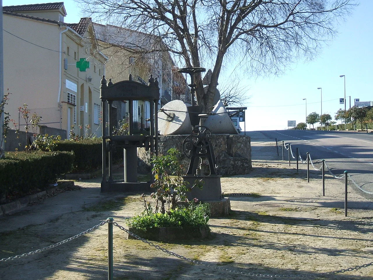 Alte Ölmühlmaschine in einem Platz in Villanueva de la Sierra, Cáceres