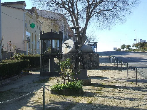 Alte Ölmühlmaschine in einem Platz in Villanueva de la Sierra, Cáceres