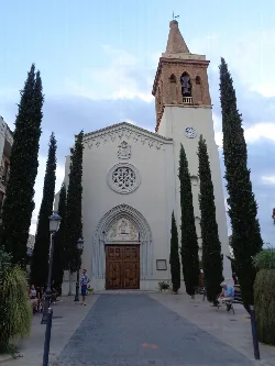 Kirche mit Turm und Zypressen in La Eliana.