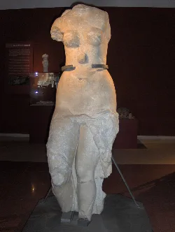 Kopf- und armlose Venus-Skulptur in einer Ausstellung.