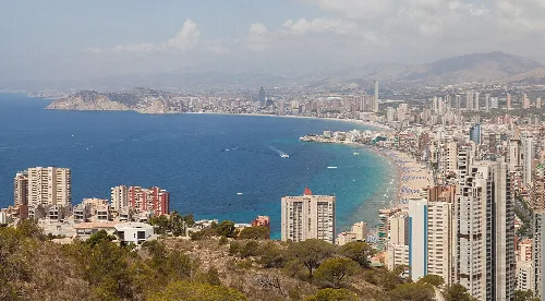 Vista de la playa y edificios altos en Benidorm.
