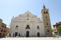 Fassade der Santa-Ana-Kirche mit Turm und offenem Platz.