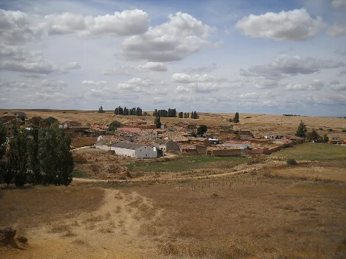 Paisaje rural con casas y campos en Fontihoyuelo.