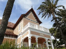 Sommerhaus mit Balkonen und Säulen in Santiago de la Ribera.