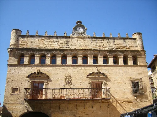 Gebäude mit Uhr, Balkon und Fenstern in La Fresneda.