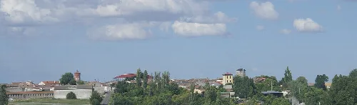 Paisaje con casas y árboles en Viloria, Valladolid.