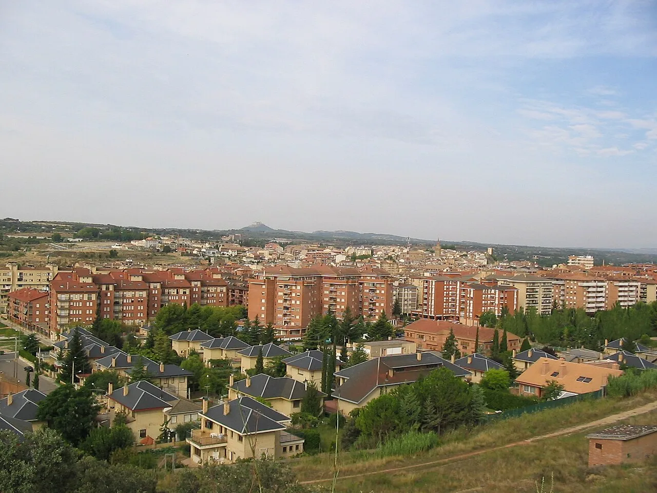 Panoramablick auf Barbastro mit Gebäuden und Häusern in einer urbanen Landschaft.