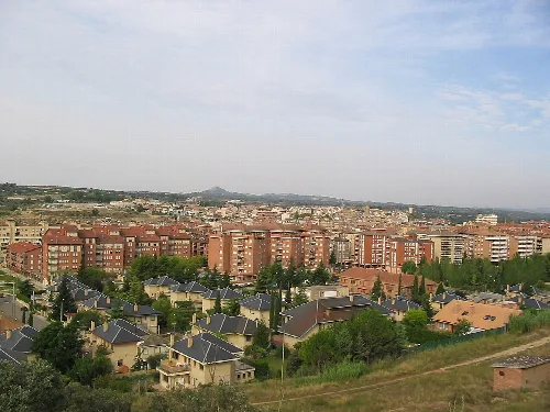 Panoramablick auf Barbastro mit Gebäuden und Häusern in einer urbanen Landschaft.