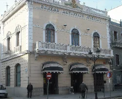 Gebäude mit verzierten Balkonen und Fenstern in Moncada.