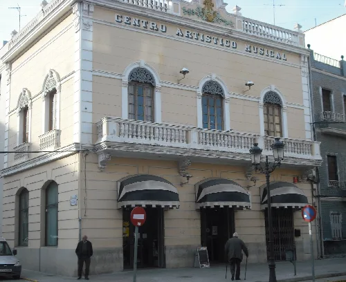 Gebäude mit verzierten Balkonen und Fenstern in Moncada.