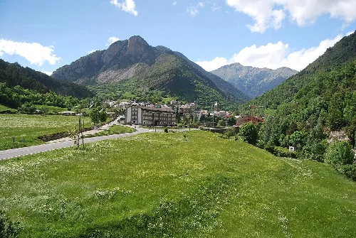 Landschaft von Bielsa mit Bergen und einem großen Gebäude im Zentrum.