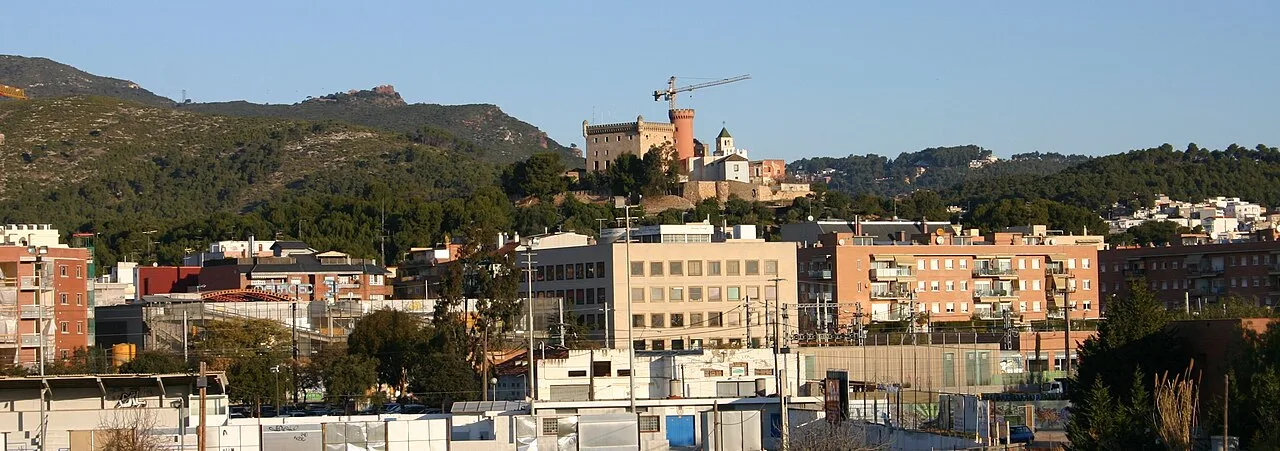 Vista de Castelldefels con el castillo en el fondo, en Barcelona.