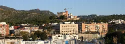 Vista de Castelldefels con el castillo en el fondo, en Barcelona.