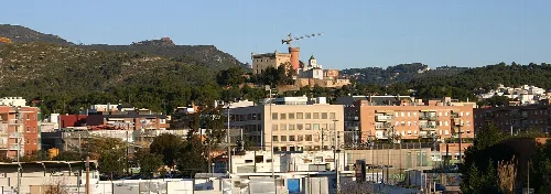 Panoramablick auf Castelldefels mit der Burg im Hintergrund.